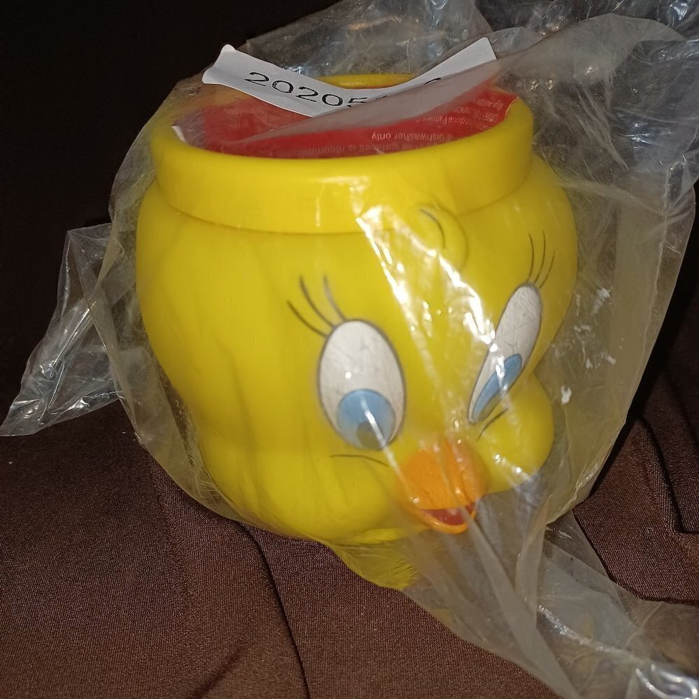 LOONEY TUNES by WARNER BROS.TWEETY BIRD CUP FROM McDonald's 1994